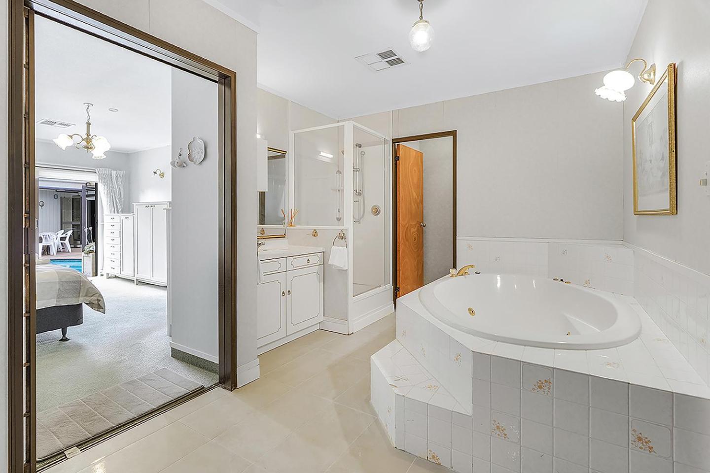 Wow, Spacious Home With A Pool Hamilton Esterno foto