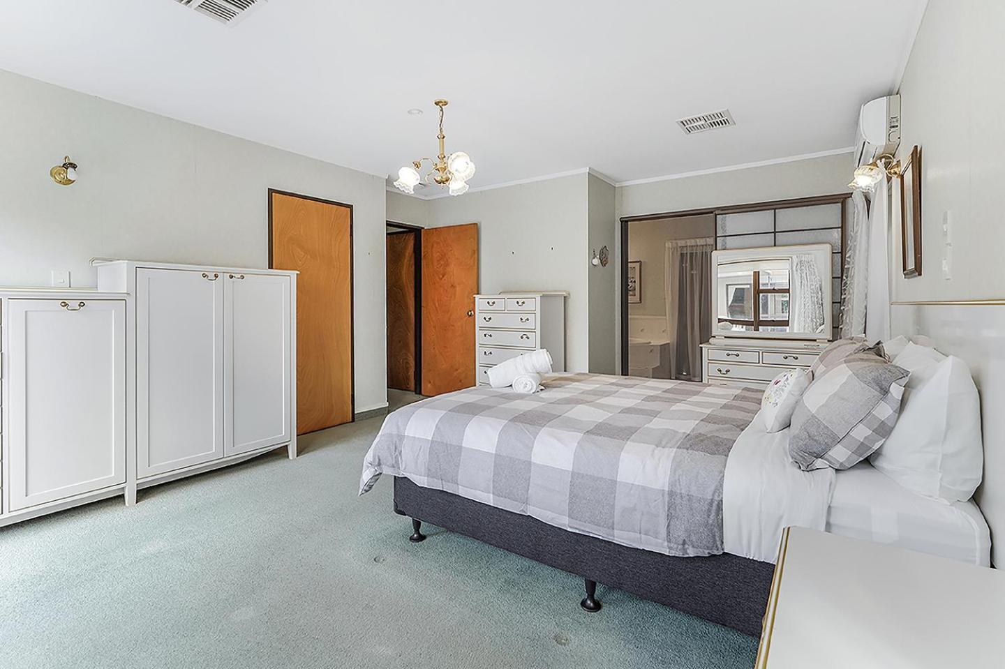 Wow, Spacious Home With A Pool Hamilton Esterno foto