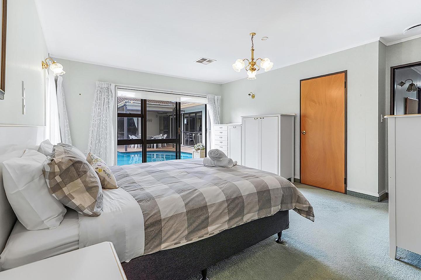 Wow, Spacious Home With A Pool Hamilton Esterno foto